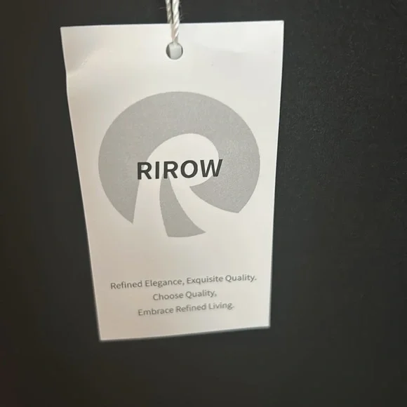 Keyhole V-Neck Tanktop - Picture 13 of 14